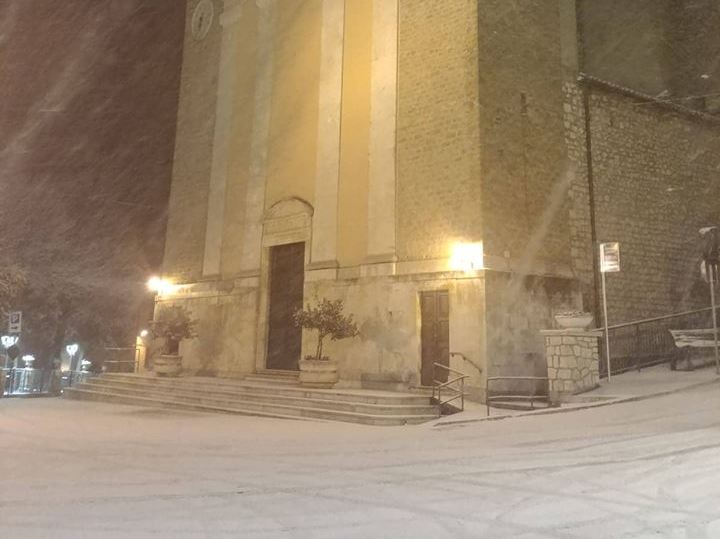 La prima neve dell’anno imbianca il suggestivo borgo di Jenne