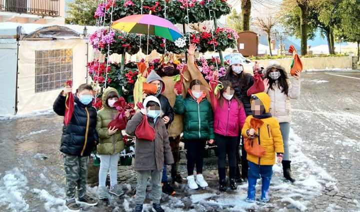Bimbi festanti in piazza a Jenne per l’arrivo della Befana