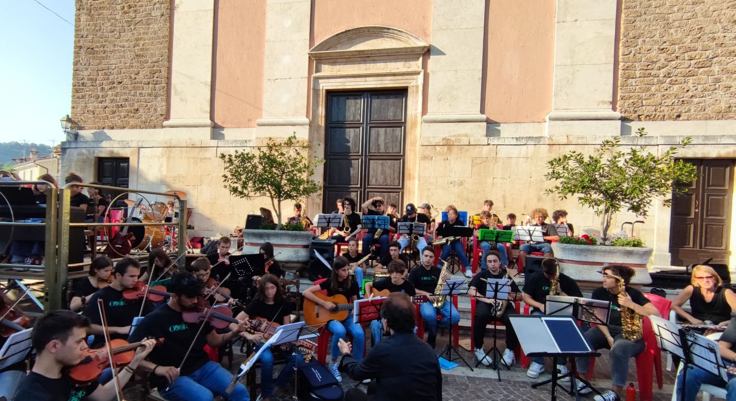 I giovanissimi musicisti di “The Orkextra” incantano il borgo di Jenne