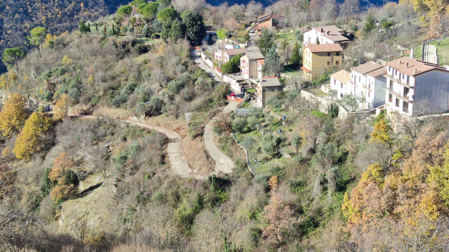 Dopo anni la strada Jenne-depuratore torna carrabile, proseguono i lavori a fondo valle