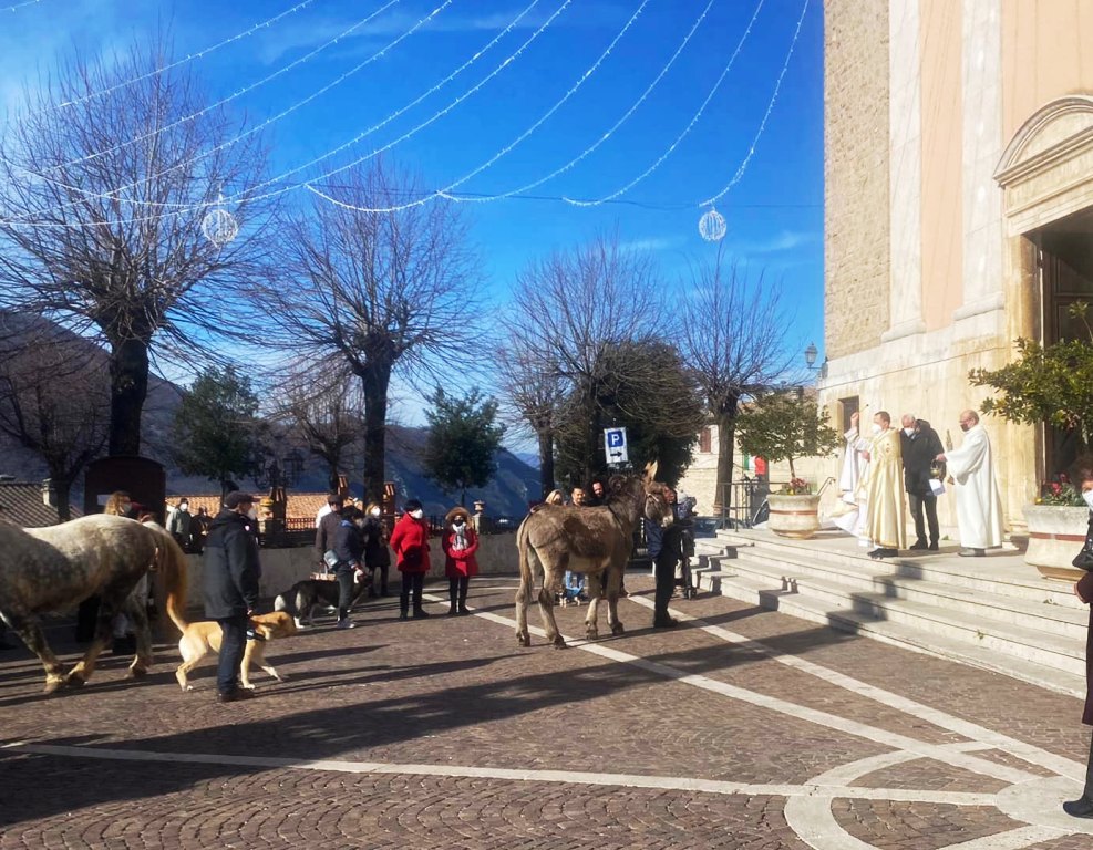 Suggestiva benedizione degli animali a Jenne, prosegue il Presepe artistico per tutto gennaio 2022