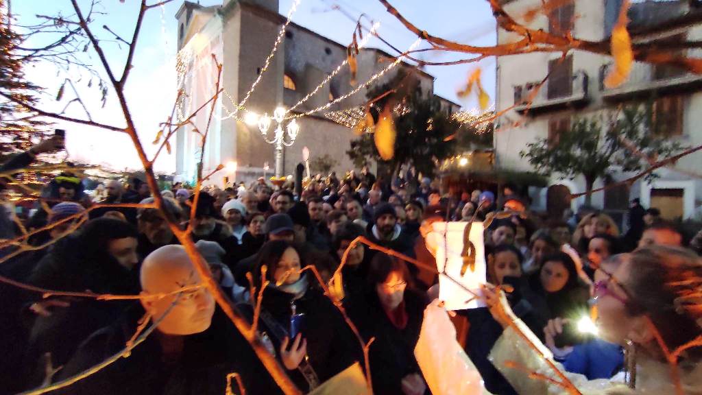 Bagno di folla a Jenne per la “prima” del presepe vivente