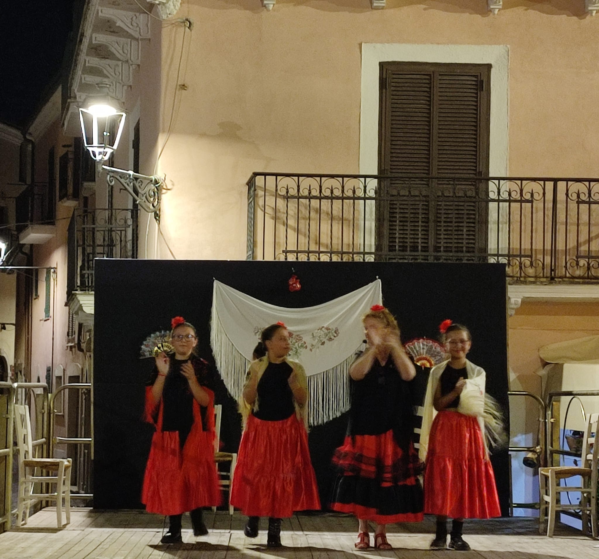 Emozioni in piazza tra danza e poesia con le bimbe di Jenne