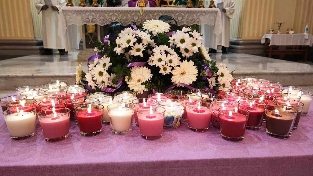 Le luci degli angeli illuminano i cuori di Jenne, toccante cerimonia del ricordo